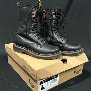 Dr Marten’s “Wanama” Smooth Leather Rose Gold Detailed Boots Size 6US with Box